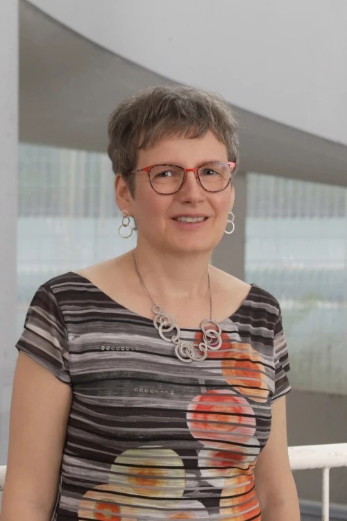 Portraitfoto von Antje Kussauer, Mitarbeiter bei der TOPOS Versicherungskontor GmbH, vor einem neutralen Hintergrund.