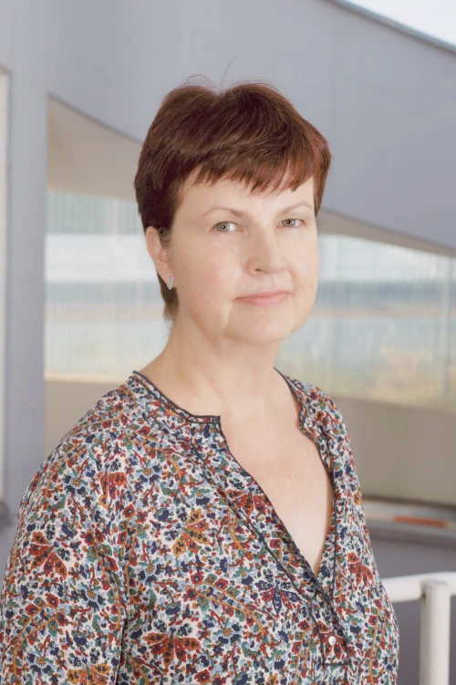 Portraitfoto von Antje Regner, Mitarbeiter bei der TOPOS Versicherungskontor GmbH, vor einem neutralen Hintergrund.