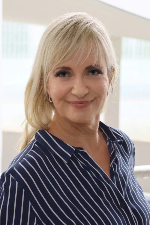 Portraitfoto von Daniela Höhn, Mitarbeiter bei der TOPOS Versicherungskontor GmbH, vor einem neutralen Hintergrund.