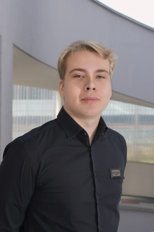Portraitfoto von Darius Domeyer, Mitarbeiter bei der TOPOS Versicherungskontor GmbH, vor einem neutralen Hintergrund.