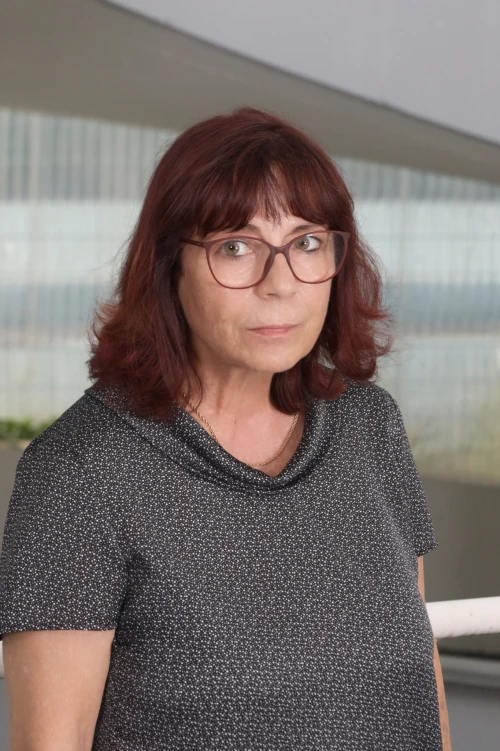 Portraitfoto von Elke Kühnemann, Mitarbeiter bei der TOPOS Versicherungskontor GmbH, vor einem neutralen Hintergrund.