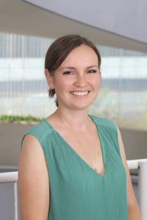 Portraitfoto von Jenny Erbe, Mitarbeiter bei der TOPOS Versicherungskontor GmbH, vor einem neutralen Hintergrund.