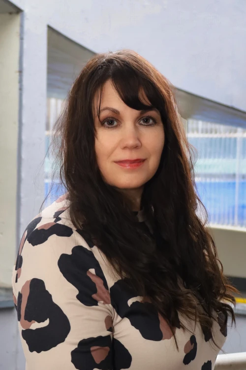 Portraitfoto von Julia Steingräber, Mitarbeiter bei der TOPOS Versicherungskontor GmbH, vor einem neutralen Hintergrund.