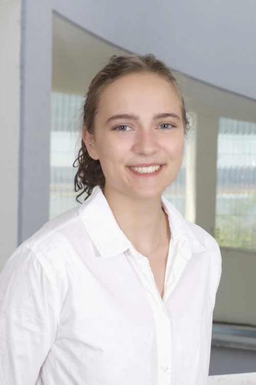 Portraitfoto von Leila Reiff, Mitarbeiter bei der TOPOS Versicherungskontor GmbH, vor einem neutralen Hintergrund.