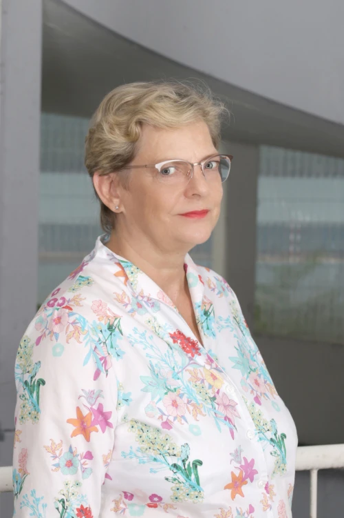 Portraitfoto von Martina Lammers, Mitarbeiter bei der TOPOS Versicherungskontor GmbH, vor einem neutralen Hintergrund.