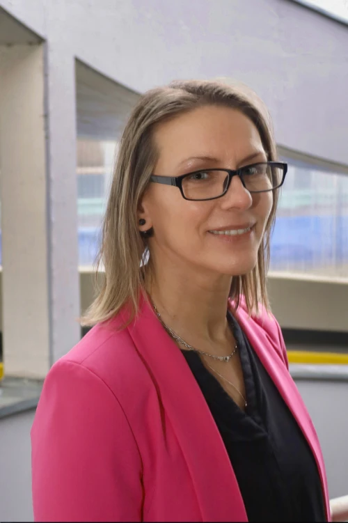 Portraitfoto von Melanie Seffert, Mitarbeiter bei der TOPOS Versicherungskontor GmbH, vor einem neutralen Hintergrund.