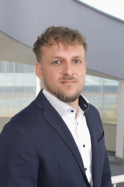 Portraitfoto von Romano Preissler, Mitarbeiter bei der TOPOS Versicherungskontor GmbH, vor einem neutralen Hintergrund.