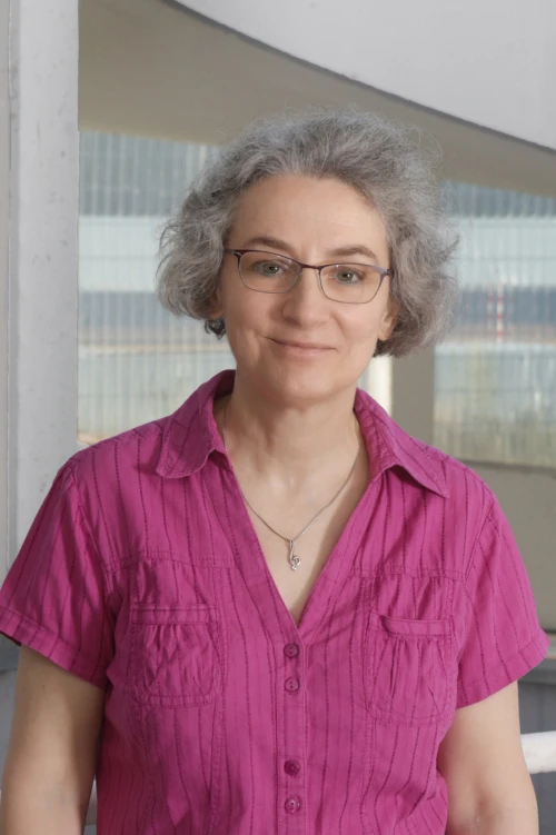 Portraitfoto von Sabine Leetz, Mitarbeiter bei der TOPOS Versicherungskontor GmbH, vor einem neutralen Hintergrund.
