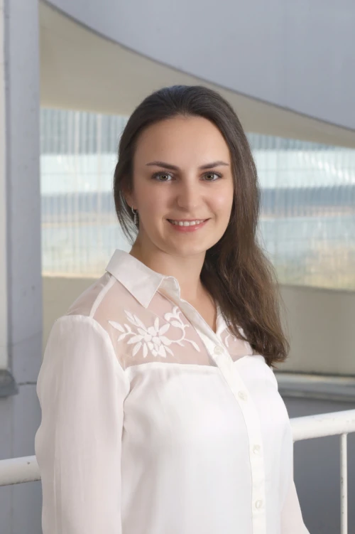 Portraitfoto von Sandra Borkenhagen, Mitarbeiter bei der TOPOS Versicherungskontor GmbH, vor einem neutralen Hintergrund.
